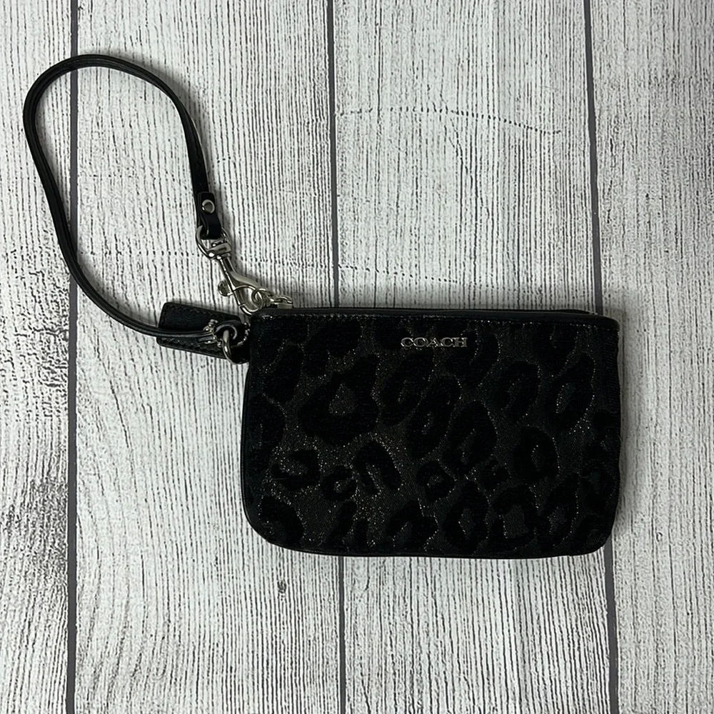 🔹 Coach Sparkly Cheetah Wristlet